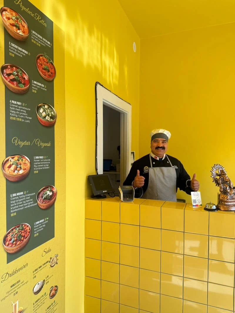Inder'n, Indian takeaway in Copenhagen: the chef behind the counter of the new yellow-tiled store